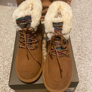NWT Sz 8 Lamo Linden boots.